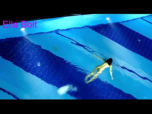 ❤️ İzlemeden duramıyorum, genç sarışın ELLA BOLT resort havuzunda çıplak yüzerken yakalandı Anal video bizde ❌️
