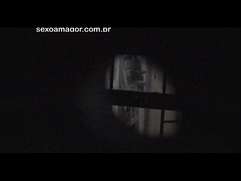 ❤️ Sarışın, içi boş tuğlaların arkasına gizlenmiş bir mahalle röntgencisi tarafından gizlice videoya alınır Anal video bizde ❌️