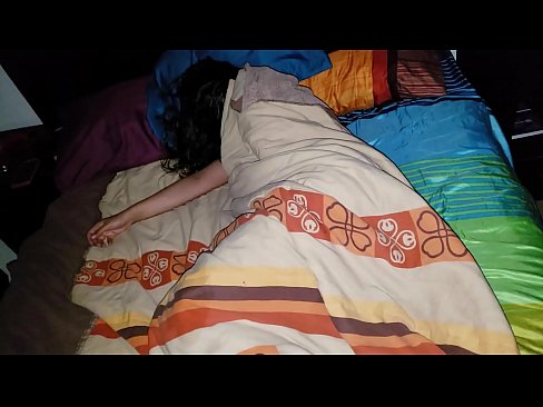 ❤️ Üvey oğul, genç üvey annesini uyurken azarlıyor. Anal video bizde ❌️